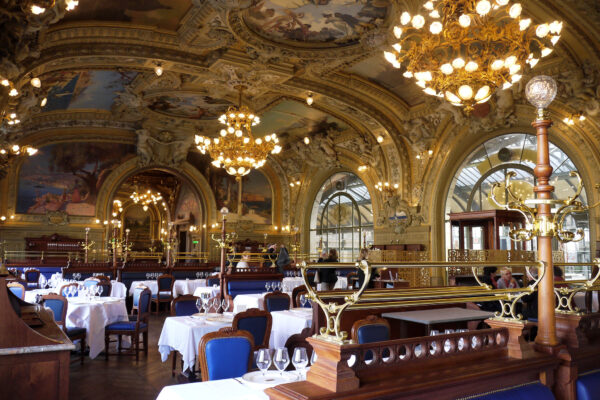 さすが本場のムード！憧れのフランス・リヨンで本物の絢爛豪華レストラン！「Le Train Bleu」