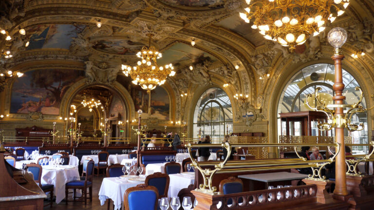 さすが本場のムード！憧れのフランス・リヨンで本物の絢爛豪華レストラン！「Le Train Bleu」