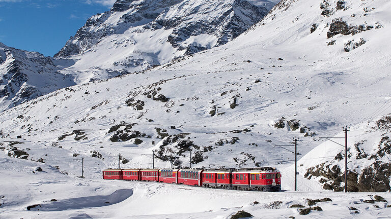 アルプス山脈を駆け巡る赤い列車